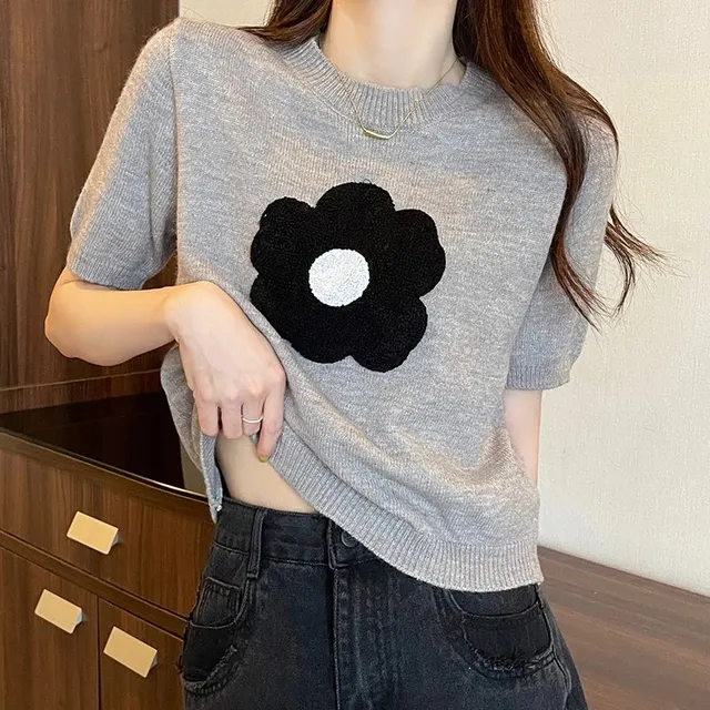 Pull court fleur appliquée