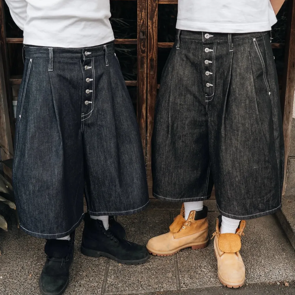 Short large en denim plissé