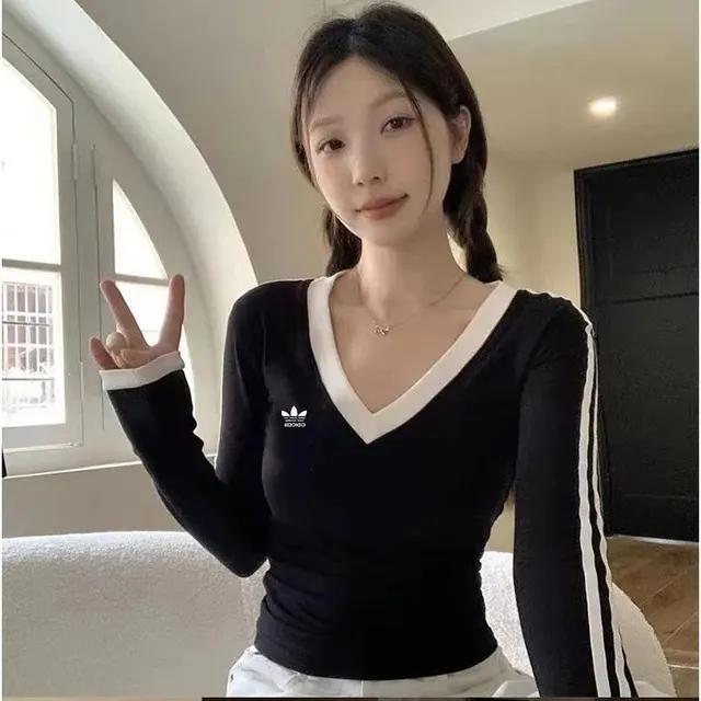 T-shirt Adidas col V