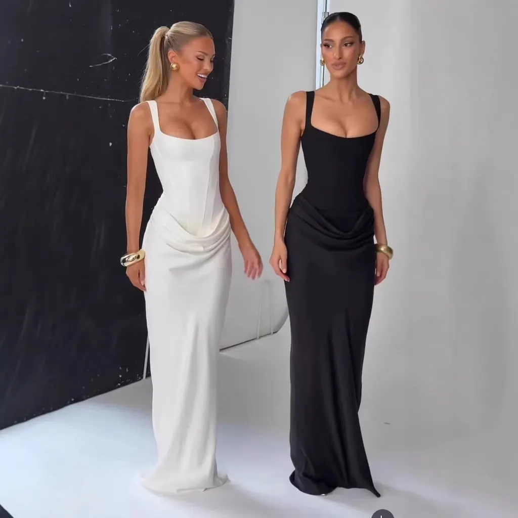 Robe longue satinée drapée