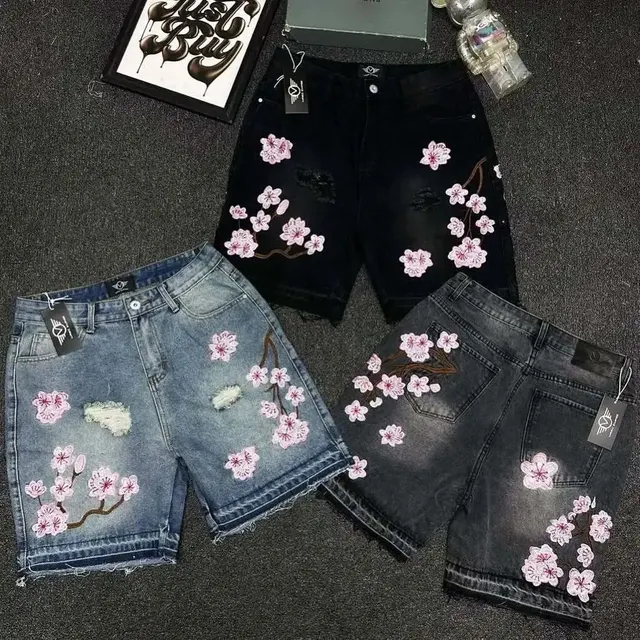 Short en denim brodé