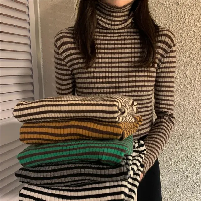 Pull col roulé rayé