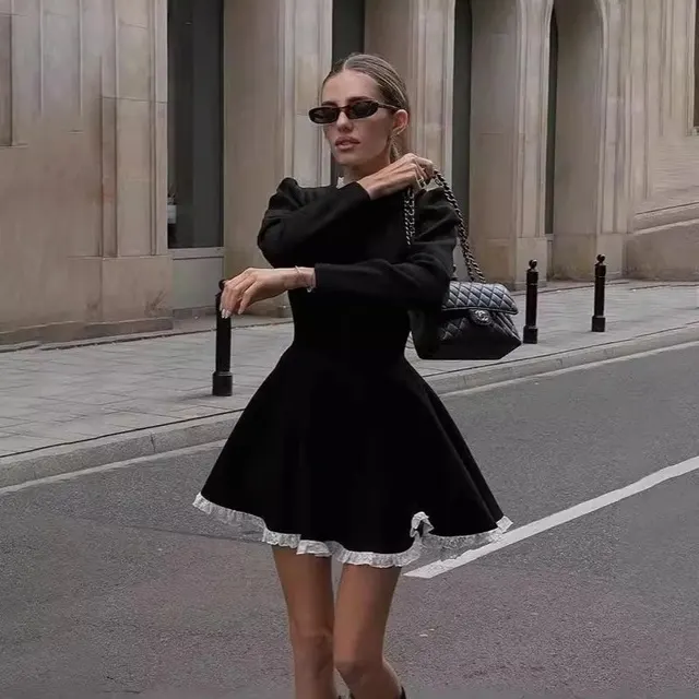 Robe patineuse liseré dentelle