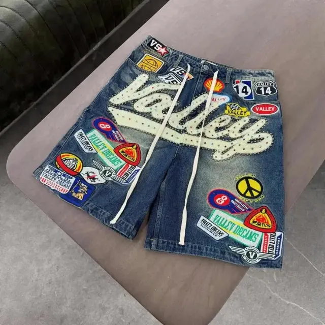 Short en jean à patchs