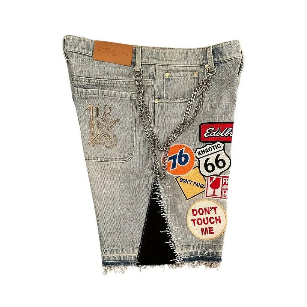 Short en denim à écussons