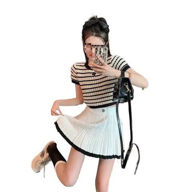 Ensemble top et jupe plissée