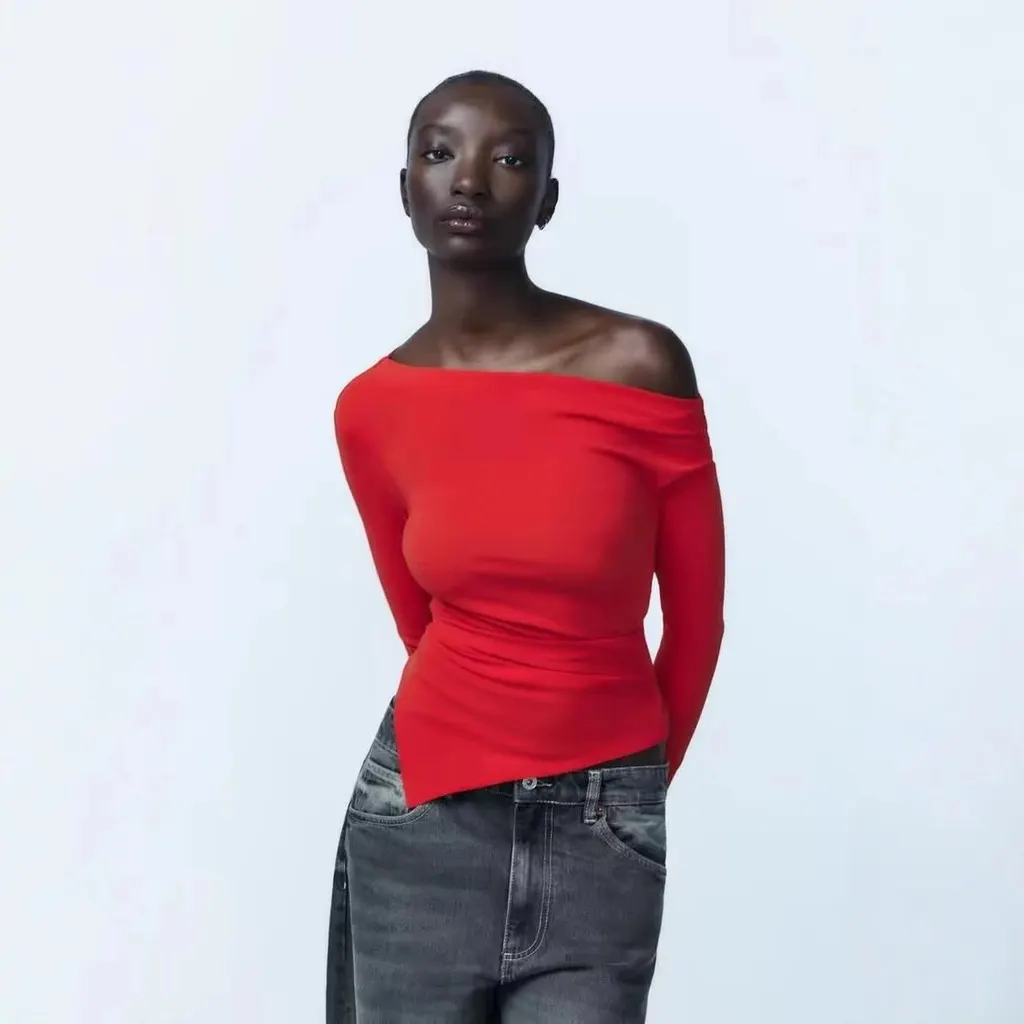 Haut asymétrique épaule dénudée